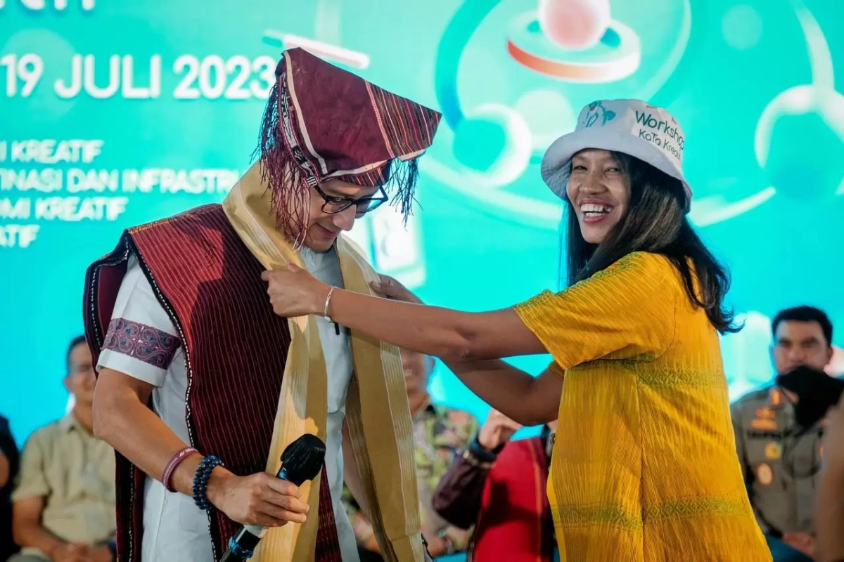 Menparekraf Sandiaga Uno menerima Kain Ulos Sibolang dari salah satu pelaku UMKM peserta KaTa Kreatif saat workshop KaTa Kreatif di Kantor Bupati Kabupaten Toba, Rabu (19/7/2023).