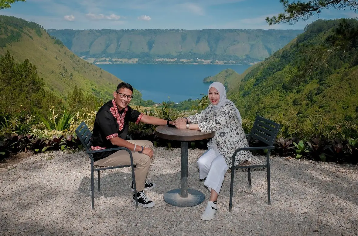 Jadi Tuan Rumah PON XXI Sumatra Utara Siapkan Deretan Destinasi Wisata Menarik 2 Foto ilustrasi dok. Kemenparekraf. Menparekraf Sandiaga Salahuddin Uno bersama Ibu Nur Asia Uno saat berfoto di Jokowi Spot yang berada di The Kaldera Toba Nomadic Escape