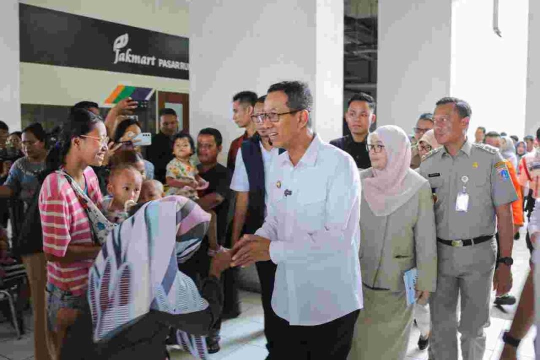 Serahkan Paket Sembako, Pj. Gubernur Heru Apresiasi Swasta Bantu Ringankan Beban Warga Eks Kebakaran Manggarai