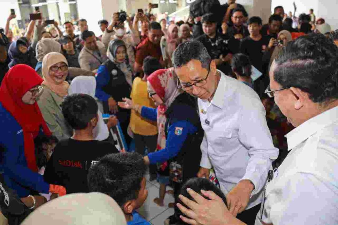 Serahkan Paket Sembako, Pj. Gubernur Heru Apresiasi Swasta Bantu Ringankan Beban Warga Eks Kebakaran Manggarai
