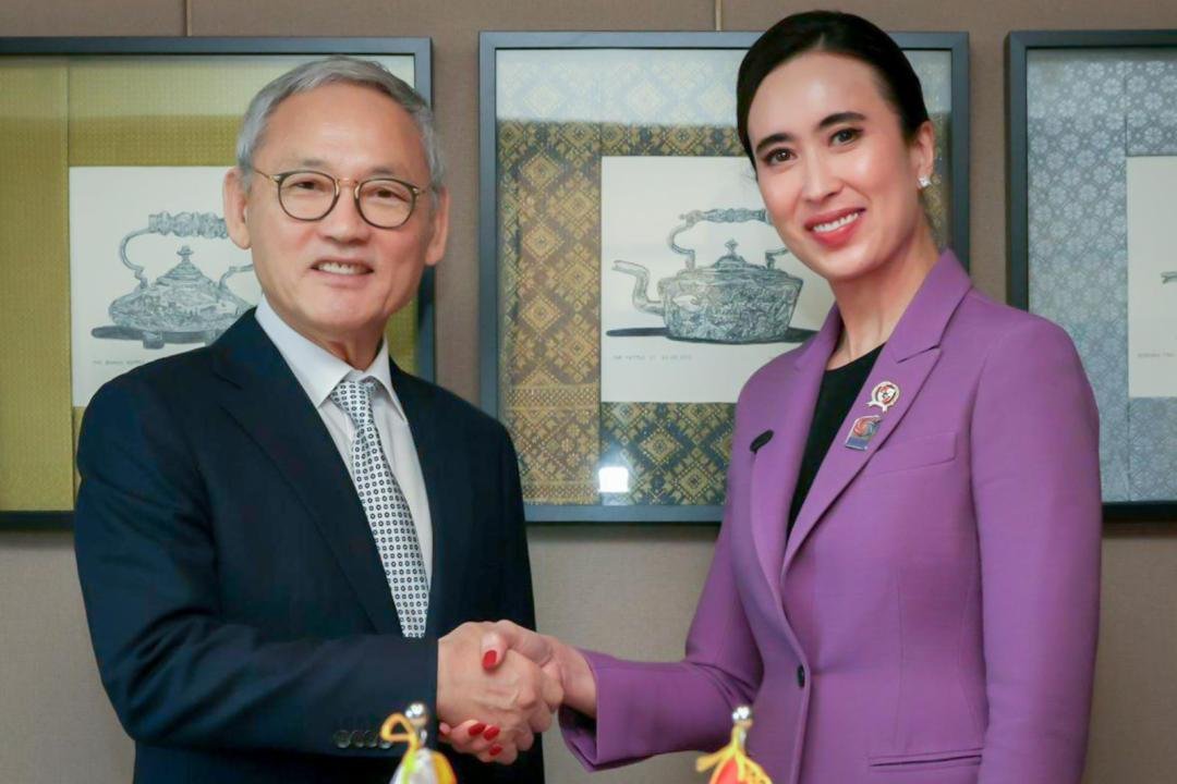 Menteri Pariwisata Widiyanti Putri Wardhana saat bertemu dengan  Menteri Kebudayaan, Olahraga, dan Pariwisata Republik Korea, Yu In Chon, Johor Bahru, (18/1/2025).