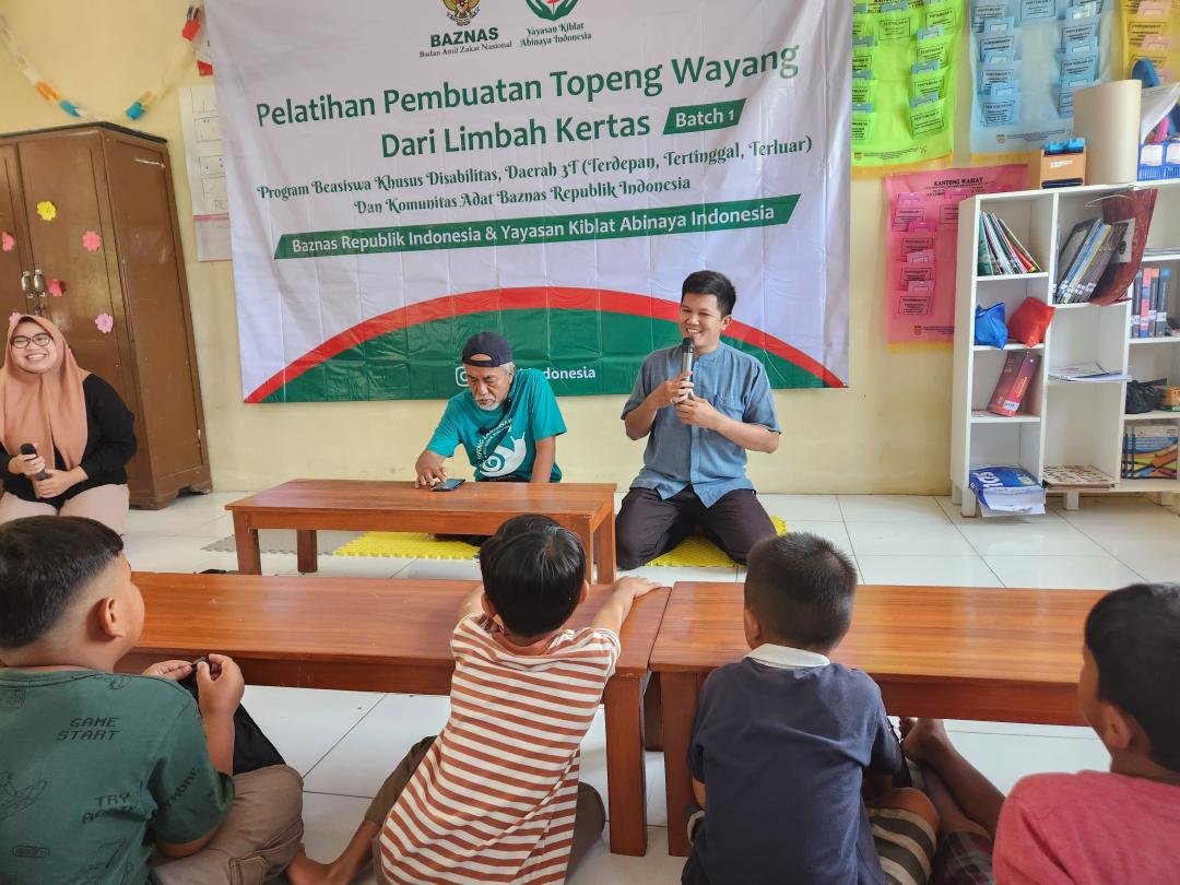 Penyaluran Beasiswa Pendidikan Inklusif bagi Pemuda dan Remaja Disabilitas melalui Pelatihan Pembuatan Topeng Wayang Limbah Kertas Batch 1 4 IMG 20250126 WA0005