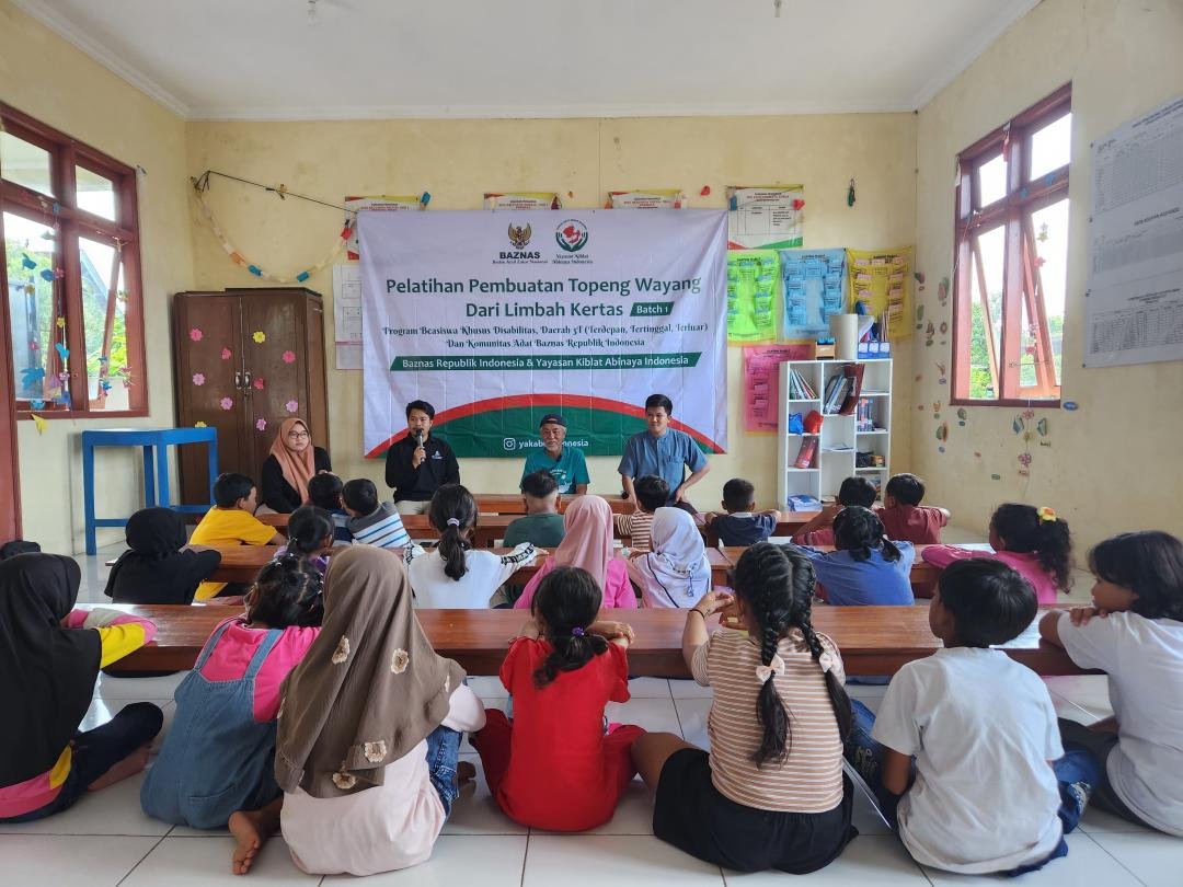 Penyaluran Beasiswa Pendidikan Inklusif bagi Pemuda dan Remaja Disabilitas melalui Pelatihan Pembuatan Topeng Wayang Limbah Kertas Batch 1 3 IMG 20250126 WA0007