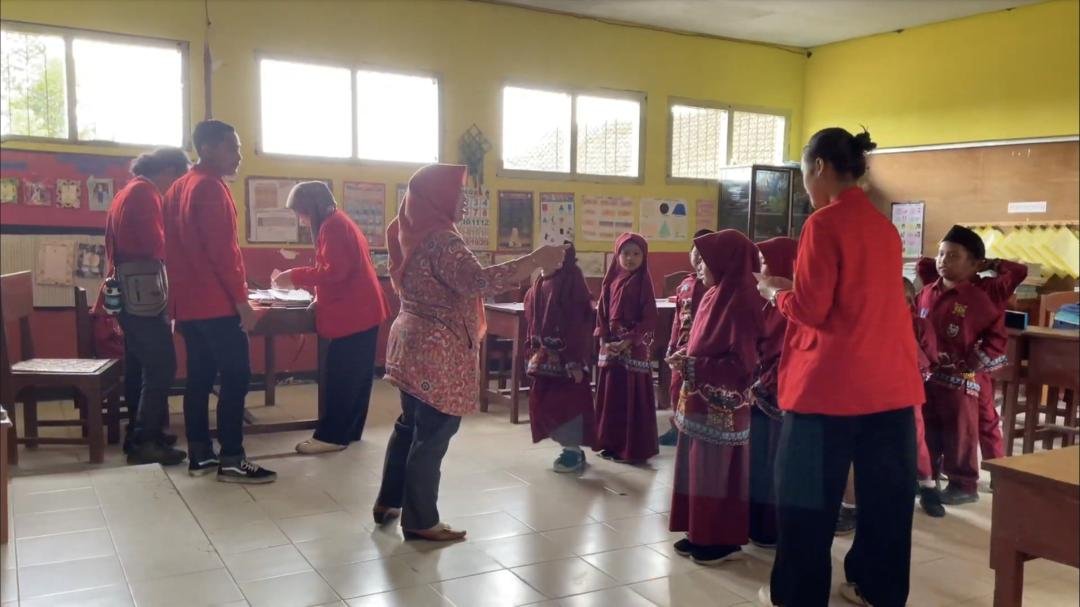 FUNLINGO - APE Demi Tingkatkan Kualitas Pengajaran di SDN Mojokembang 3 Foto Pendampingan Pengapliakasian APE FUNLINGO