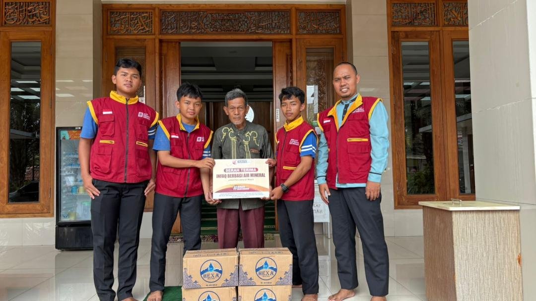 Gerakan Ayo Peduli Sesama Kembali Adakan Berbagi Air Mineral ke Masjid di Depok 2 Masjid Jami Al Ikhlas Parung Bingung