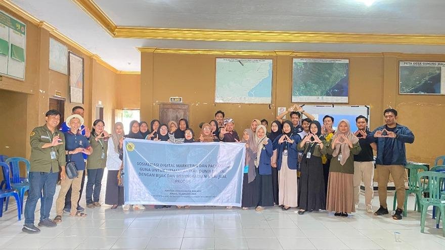 KKN-PMD UNRAM Dorong Desa Gunung Malang Jadi Pelopor Produk Arang Briket Batok Kelapa Dan Sofa Daur Ulang Dari Sampah Plastik Sebagai Bentuk Implementasi Program SDGs 4 WhatsApp Image 2025 01 19 at 13.24.40