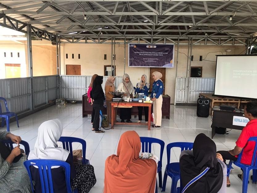 KKN PMD UNRAM Desa Obel-Obel Gelar Sosialisasi Dan Pelatihan Pembuatan Selai Dari Buah Jambu Mete 2 WhatsApp Image 2025 01 27 at 22.16.55