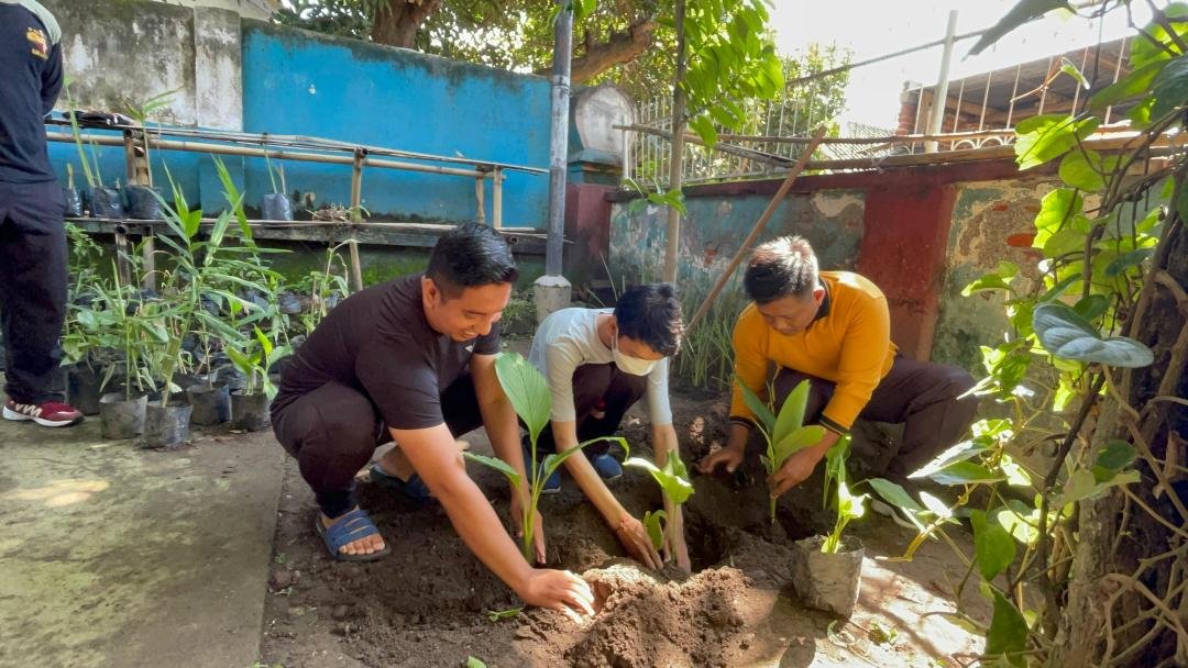 Kolaborasi KKN-PMD UNRAM dengan PUSKESMAS LABUHAN HAJI : Sosialisasi Pemanfaatan Lahan Pekarangan Melalui Penanaman Apotek Hidup Sebagai Upaya Peningkatan Kesehatan Masyarakat. 2 84d0a63c 5739 444b ad64 1029a46acd8d