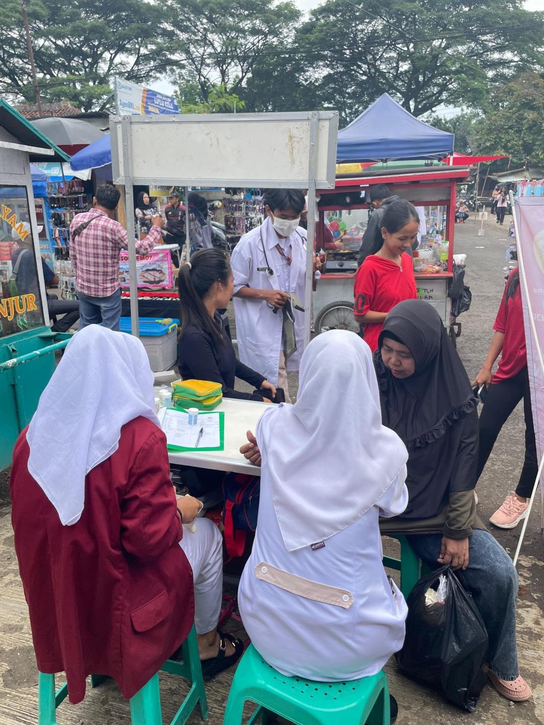 SMK Kesehatan Bakti Medika Gelar Cek Kesehatan di Car Free Day 3 IMG 20250208 WA0045
