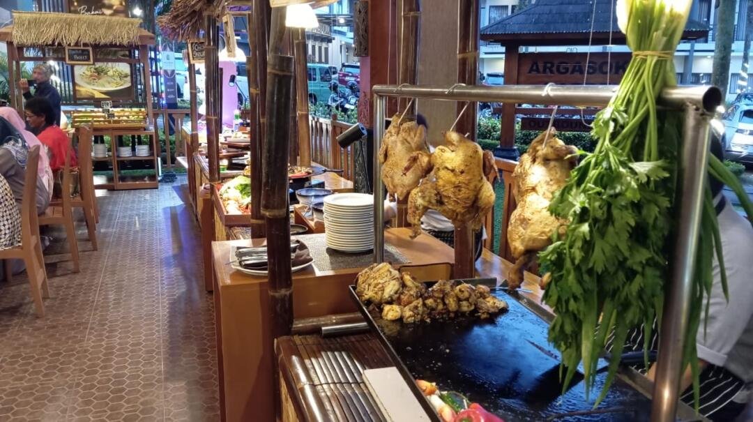 Menikmati Iftar di Griya Persada Hotel : Perpaduan Kuliner Nusantara dan Suasana Syahdu 2 Salah satu sajian Iftar di Rama Shinta Restoran