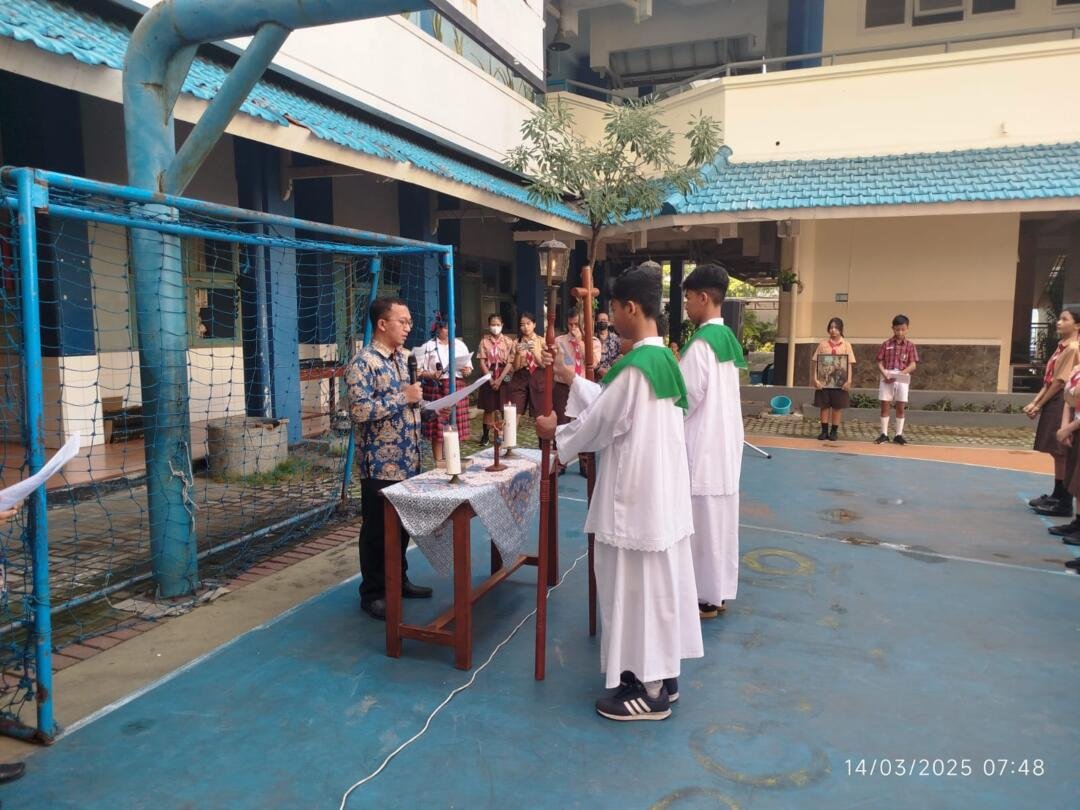 Siswa SMP Santo Yosef Tarakanita Surabaya Laksanakan Jalan Salib 2 WhatsApp Image 2025 03 14 at 11.23.13 2
