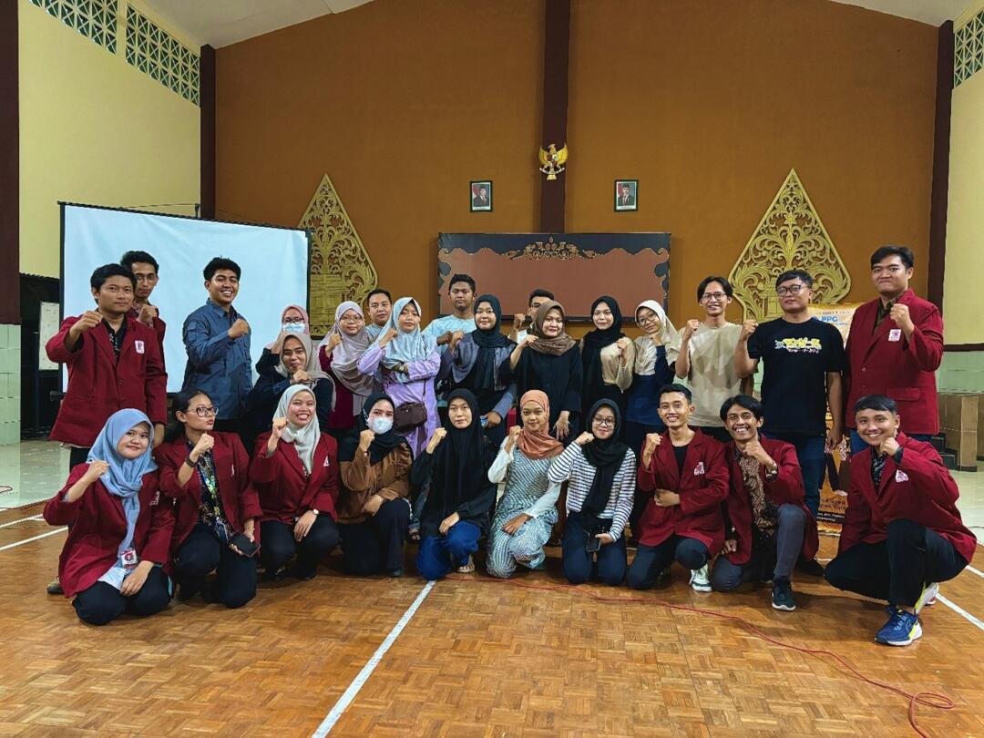 Rempah Nusantara Jadi Kunci Gaya Hidup Sehat: Mahasiswa PPG IVET Edukasi Warga Palebon 2 Foto bersama dengan Karangtaruna Abisatya Palebon