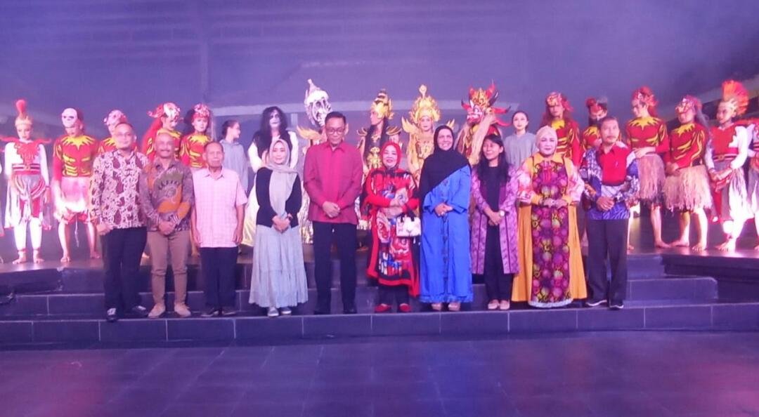 “Re-Inkarnasi Cinta Roro Jonggrang” Resmi Diluncurkan 3 Pemain dan para pejabat foto bersama setelah pertunjukan (Doc : Yusuf Nurrifai)