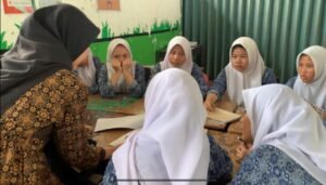 Dilatasi Jadi Lebih Mudah: Inovasi Pembelajaran Lewat Komik LKPD oleh Mahasiswa UIN Raden Fatah Palembang di MTs Aisyiyah 2 IMG 20250508 WA0019