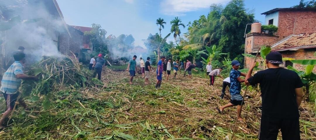 Bu Ketua RT 47 bersama warga RT 47 gelar Gotong Royong Bersihkan Lingkungan 7 IMG 20250518 WA0002