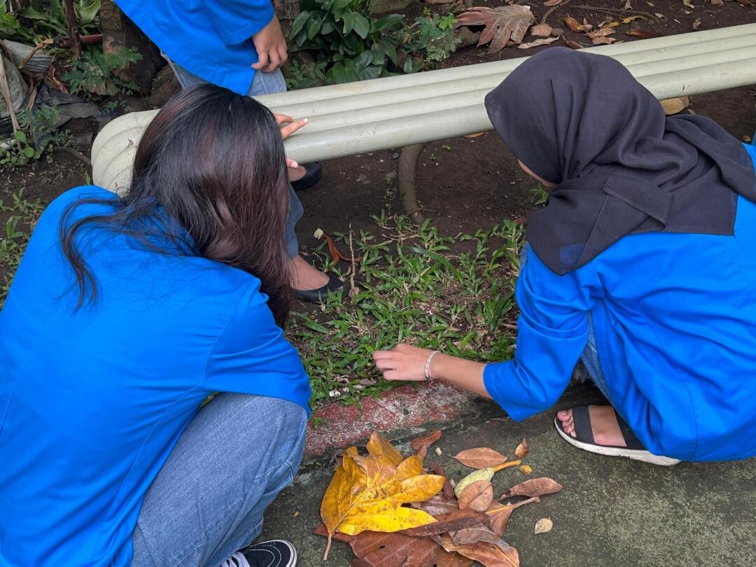 Mahasiswa Universitas Bina Sarana Informatika menjadi sukarelawan aksi Bersih Taman Pulo Asem, sebagai wujud nyata Cinta Tanah Air dan Kepedulian Lingkungan 2 Bersih