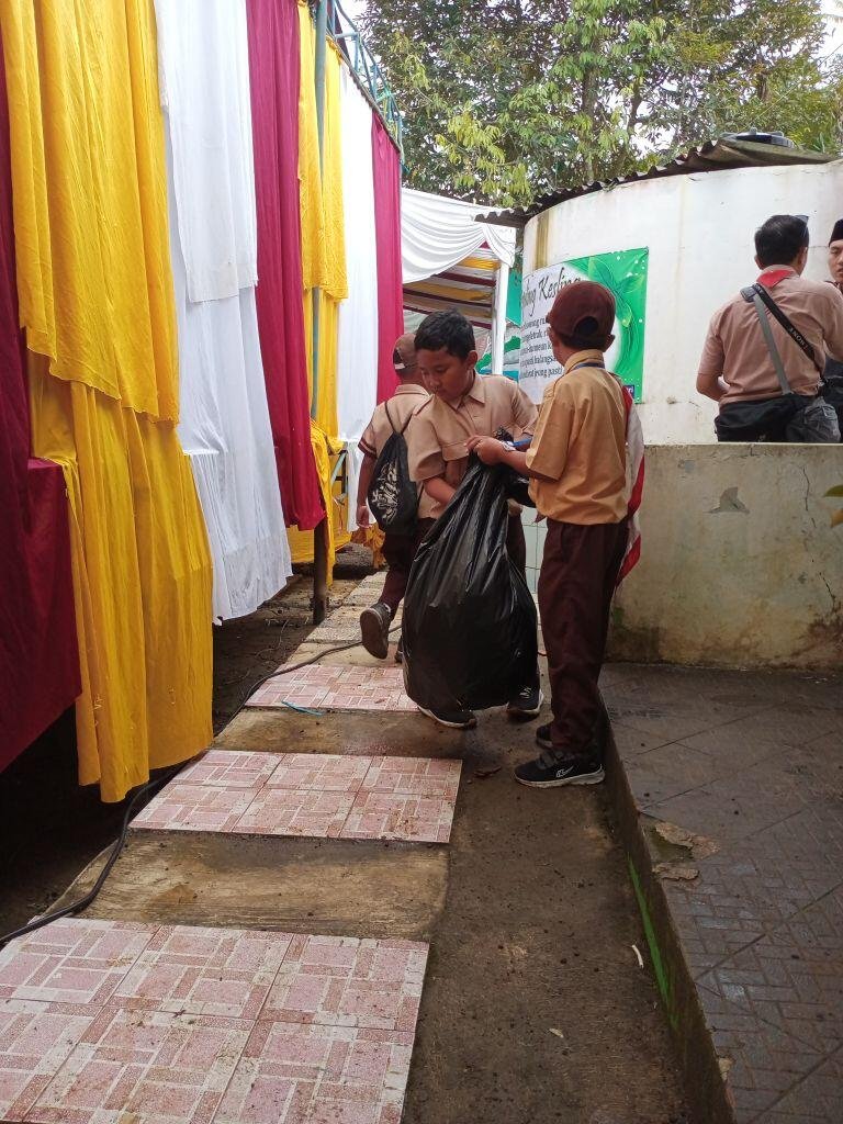 Aksi Pramuka Siaga Pungut Sampah Warnai Peresmian Kampung Pramuka Tabrik 2 IMG20250611095211