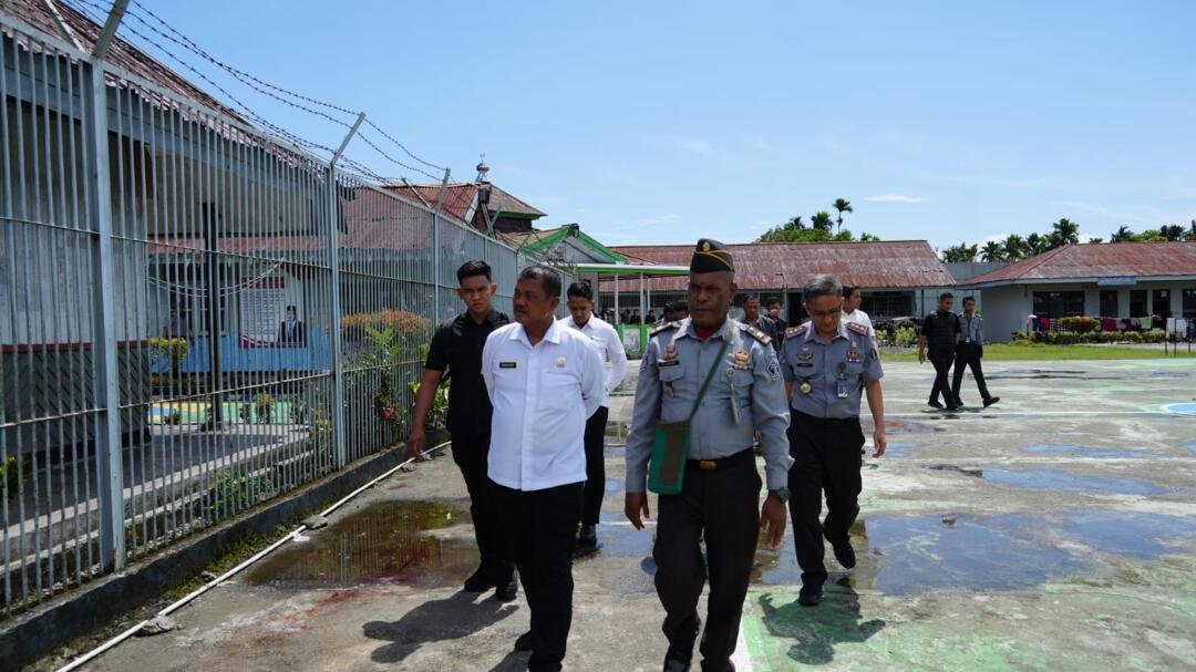 Tiba Di Nabire, Dirjenpas Langsung Sambangi Petugas Lapas Yang Terluka 3 WhatsApp Image 2025 06 03 at 19.35.47