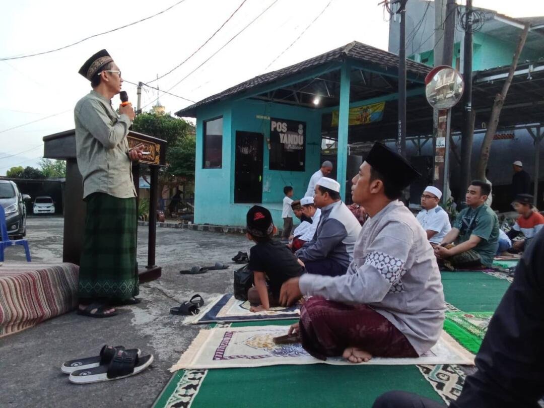 Pembawa Acara Ustadz Nanang saat mengumumkan persiapan pelaksanaan Solat Idul Adha