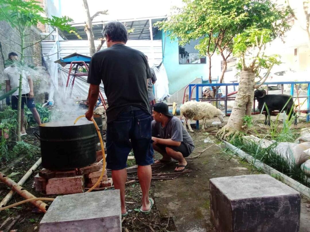 Di sela-sela persiapan perebusan jeroan hewan kurban oleh panitia