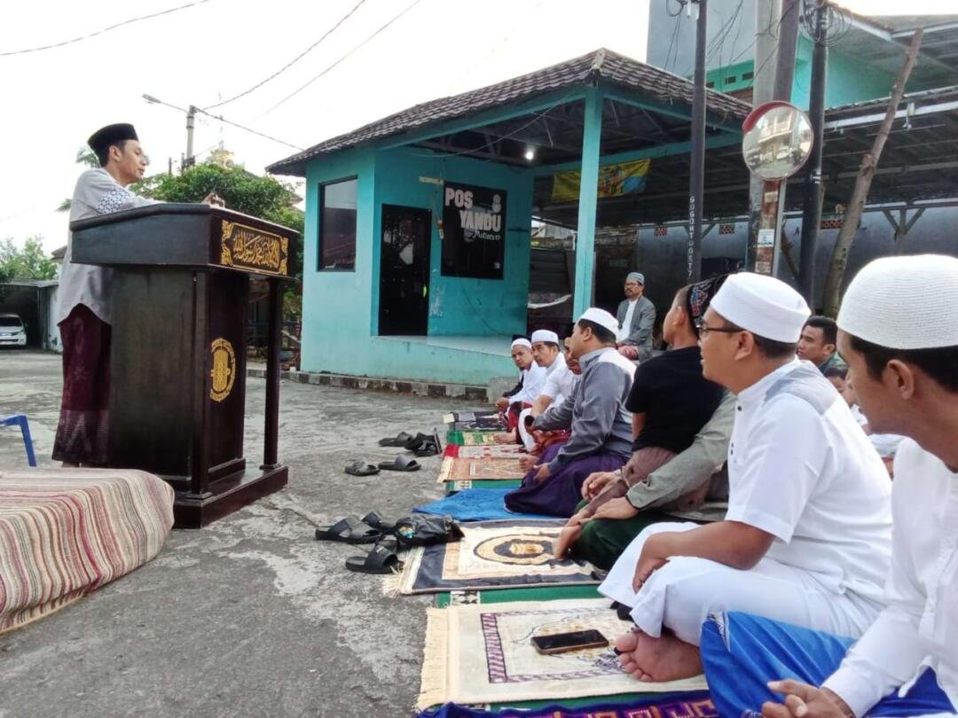 Khatib Ustadz Soleh sedang menyampaikan pesan makna Idul Adha