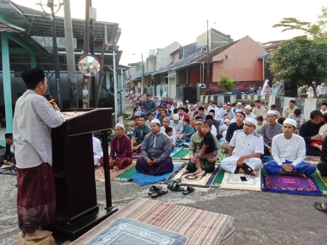 Suasan khidmat jamah solat Idul Adha mendengarkan pesan dari Khatib