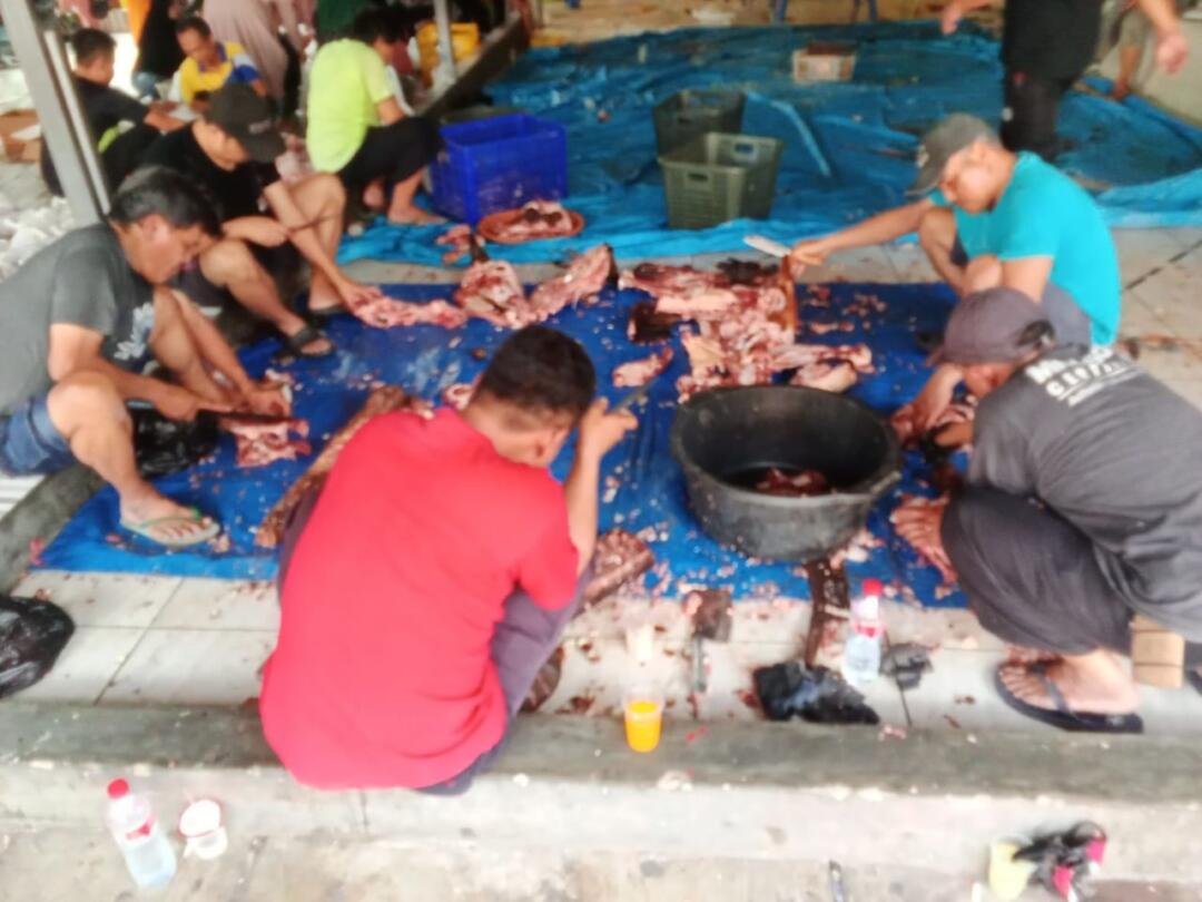 Perecahan hewan daging kurban oleh panitia