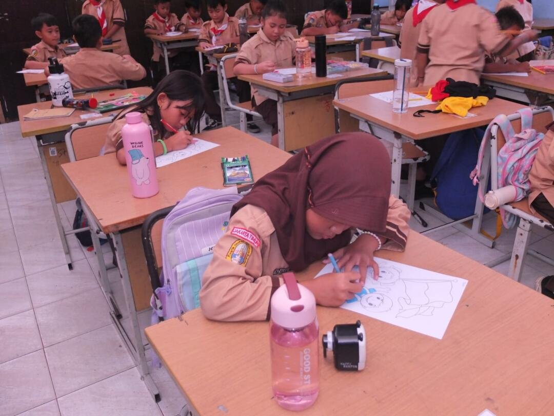 Siswa sedang mewarnai karakter dengan bendera merah putih.