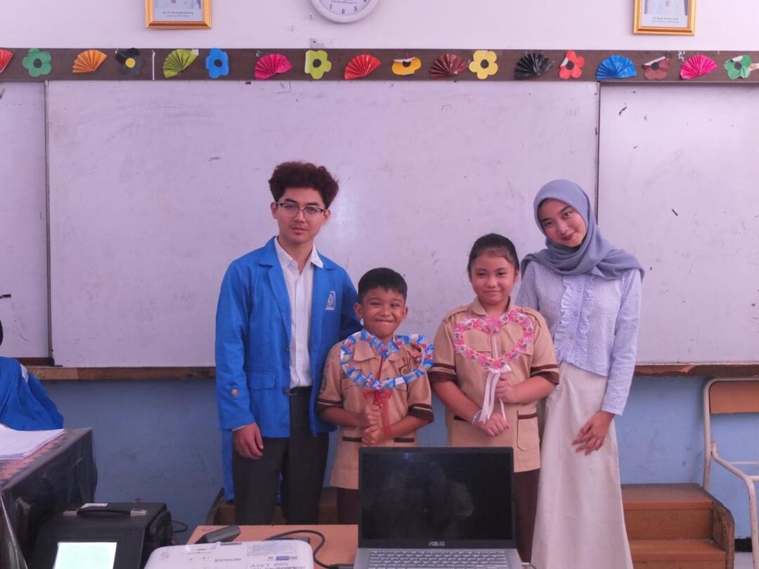 Pemberian hadiah pada siswa yang berhasil menjawab quis dengan tepat.