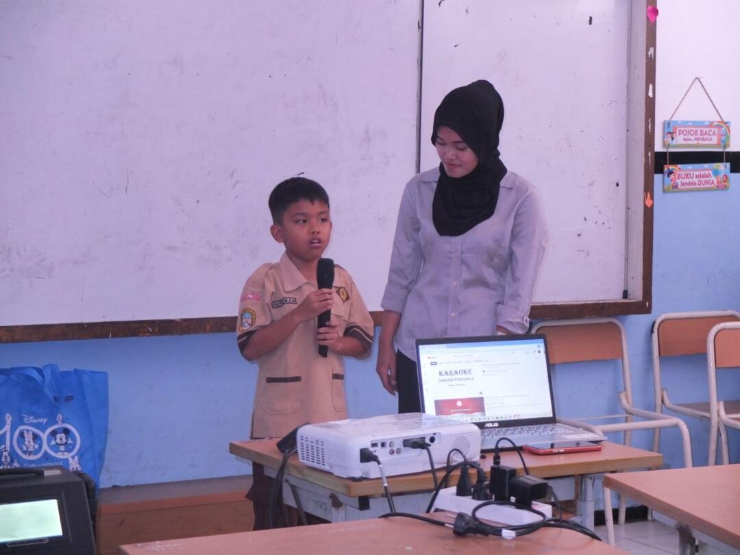 Siswa sedang menyanyikan lagu nasional.