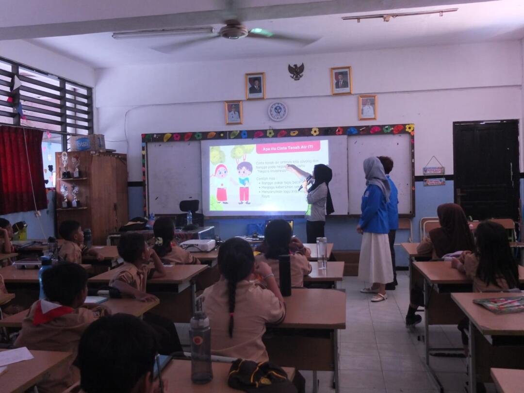 Mahasiswa sedang memaparkan materi terkait cinta tanah air.