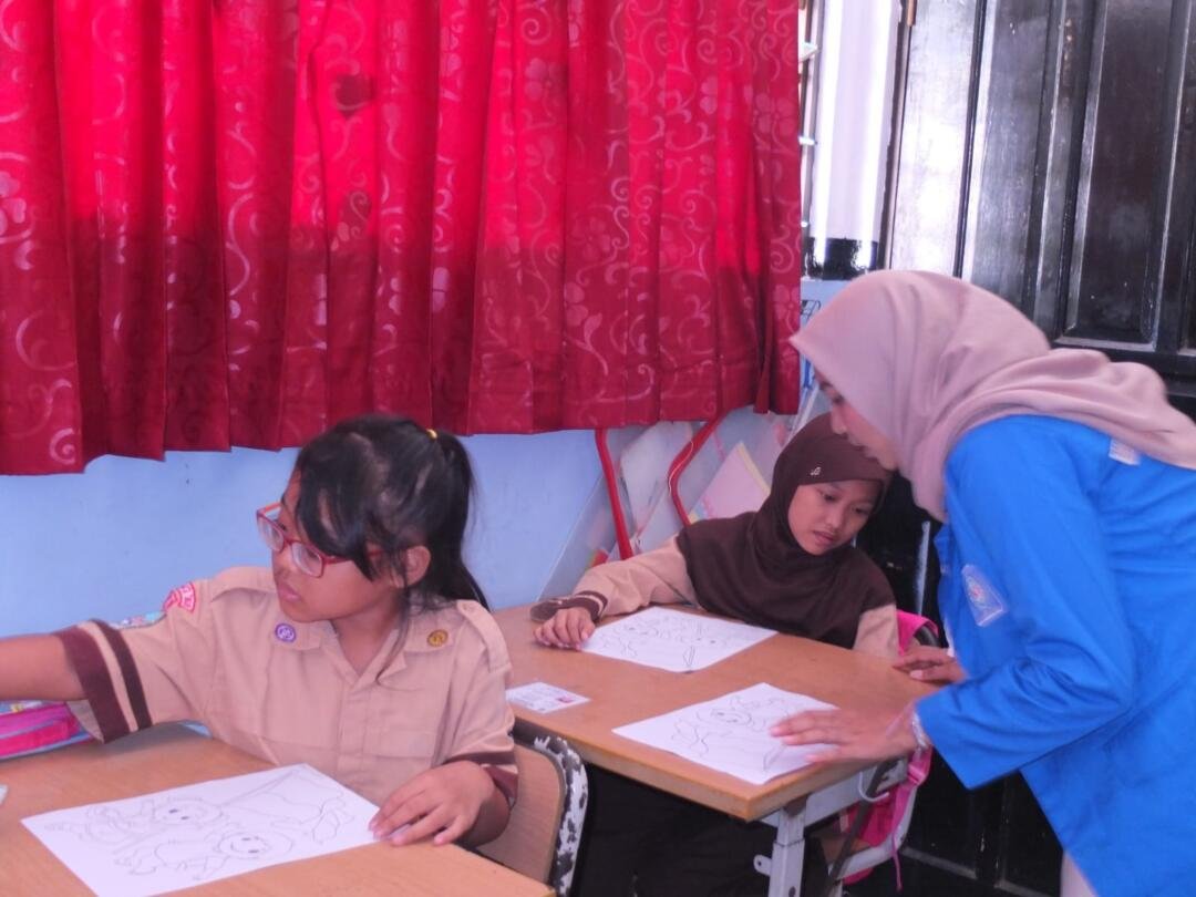 Mahasiswa mengawasi siswi yang sedang mewarnai.