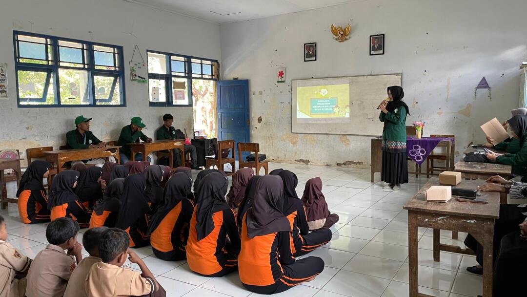 Tanamkan Kepedulian, Mahasiswa KKN UNU Purwokerto Ajak Siswa SDN 2 Mereng Tolak Bullying 2 WhatsApp Image 2025 06 09 at 15.57.39 3