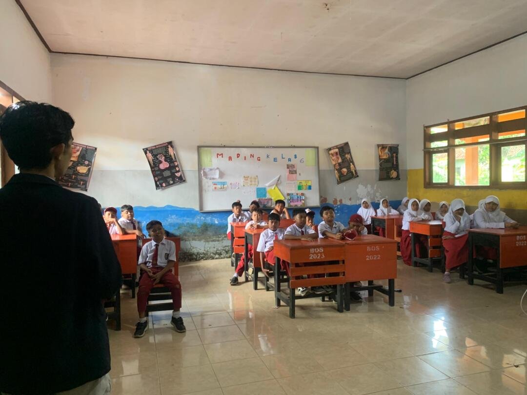 Edukasi Penyakit Cacar : Kolaborasi Mahasiswa UNEJ dengan SDN SILO 4 2 Siswa kelas 5 SDN 4 Silo mengikuti kegiatan penyuluhan penyakit cacar yang dilaksanakan di ruang kelas pada tanggal 2 Juni 2025. Kegiatan ini dilakukan oleh mahasiswa Universitas Jember Program Studi Pendidikan IPA. Kegiatan penyuluhan ini bertujuan untuk meningkatkan pemahaman siswa tentang penyakit cacar yang masih menjadi masalah kesehatan. Mahasiswa menjelaskan kepada siswa tentang pengertian penyakit cacar, gejala umum, proses terjadinya cacar, dan cara pencegahannya. Selain itu, siswa juga terlibat aktif dalam diskusi dan sesi tanya jawab. Cacar air merupakan penyakit menular yang disebabkan oleh virus Varicella-Zoster (VZV). Penyakit ini ditandai dengan munculnya ruam berisi cairan (lepuhan) pada kulit dan selaput lendir, disertai gejala awal seperti demam, sakit kepala, nyeri otot, tenggorokan kering, serta rasa lemas. Penularan cacar air sangat mudah terjadi, terutama pada anak-anak, melalui udara (percikan batuk/bersin), kontak langsung dengan lepuhan, maupun barang yang terkontaminasi. Masa inkubasi virus ini berkisar antara 10 hingga 21 hari sejak pertama kali virus masuk ke dalam tubuh. Menariknya, setelah seseorang sembuh dari cacar air, virus Varicella-Zoster tidak benar-benar hilang, melainkan tetap "tidur" dalam sistem saraf. Di kemudian hari, terutama saat daya tahan tubuh menurun akibat stres, usia lanjut, atau kondisi medis tertentu, virus ini bisa aktif kembali dan menyebabkan herpes zoster atau cacar api, yaitu ruam kulit yang terasa nyeri. Oleh karena itu, meskipun cacar air lebih sering terjadi pada anak-anak, orang dewasa juga perlu waspada terhadap kemungkinan munculnya komplikasi dari virus yang sama. Untuk mengatasi cacar air, penderita disarankan untuk banyak beristirahat, minum cukup air, dan menghindari menggaruk ruam agar tidak menimbulkan infeksi sekunder atau bekas luka. Kompres dingin serta penggunaan losion kalamin atau antihistamin dapat membantu meredakan rasa gatal. Pada kasus yang berat, terutama pada orang dewasa, obat antivirus seperti acyclovir bisa diresepkan oleh dokter. Pencegahan terbaik tetap melalui vaksinasi, yang telah terbukti efektif melindungi sebagian besar orang dari infeksi primer cacar air. Umumnya, siswa SDN 4 Silo yang berusia antara 7 hingga 10 tahun rentan terkena berbagai jenis penyakit, terutama yang menular seperti cacar, influenza, dan infeksi saluran pernapasan. Hal ini disebabkan oleh sistem imun yang masih berkembang serta kurangnya kesadaran terhadap pentingnya menjaga kebersihan diri dan lingkungan. Pada usia ini, anak-anak juga cenderung lebih aktif dalam berinteraksi dan bermain bersama teman sebaya, sehingga risiko penularan penyakit menjadi lebih tinggi. Oleh karena itu, penting bagi pihak sekolah dan orang tua untuk memberikan edukasi kesehatan secara rutin guna meningkatkan kesadaran dan pencegahan penyakit sejak dini.